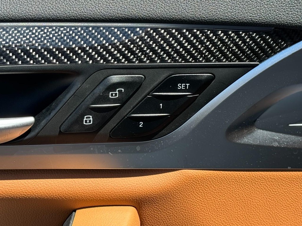 BMW X3 Vehicle Full-screen Gallery Image 19