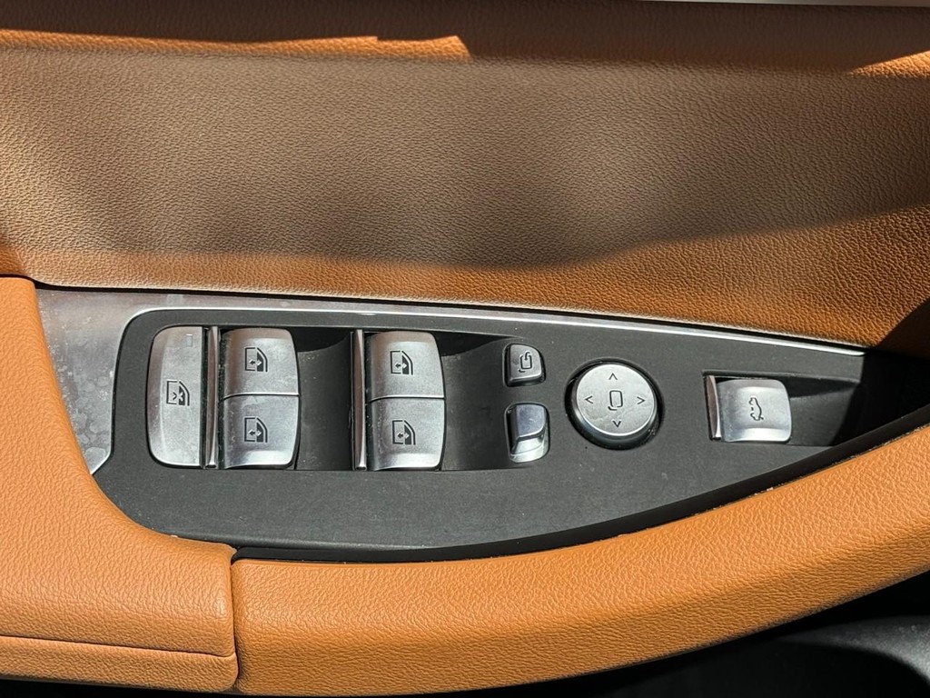 BMW X3 Vehicle Full-screen Gallery Image 20