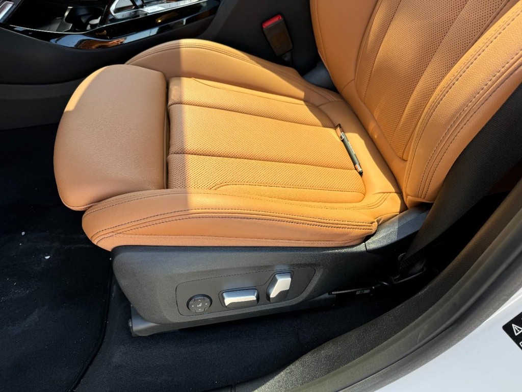 BMW X3 Vehicle Full-screen Gallery Image 22