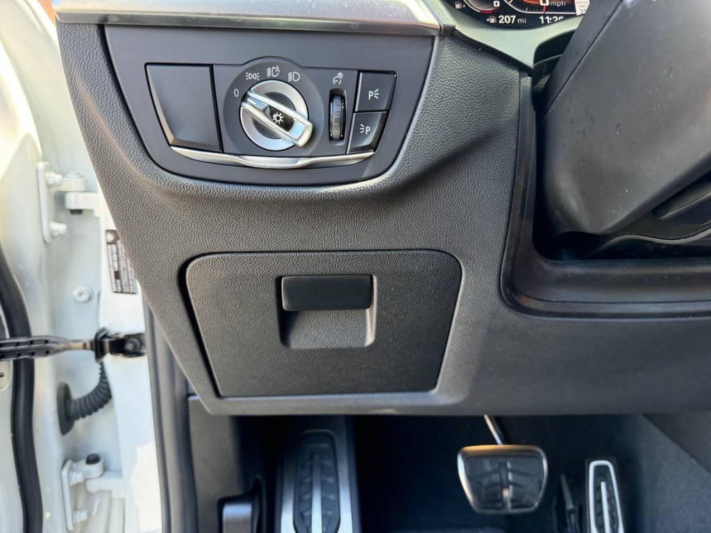 BMW X3 Vehicle Full-screen Gallery Image 23