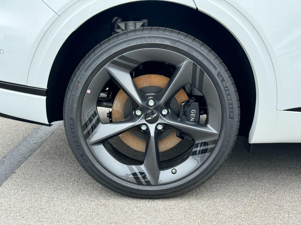 Genesis GV70 Vehicle Full-screen Gallery Image 04