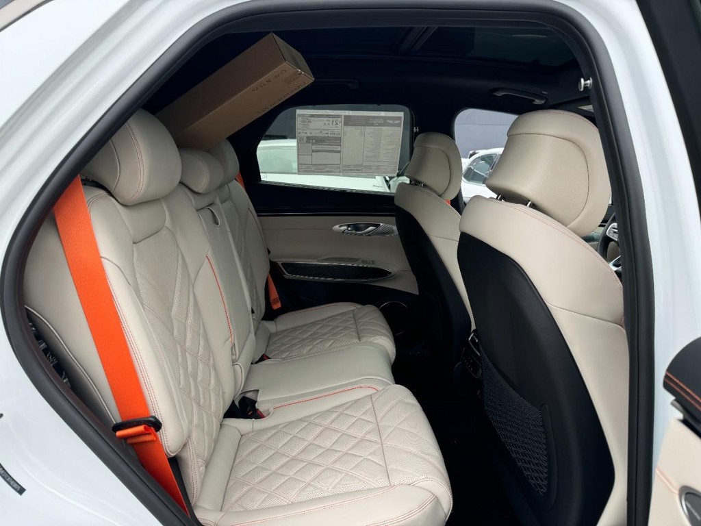 Genesis GV70 Vehicle Full-screen Gallery Image 05