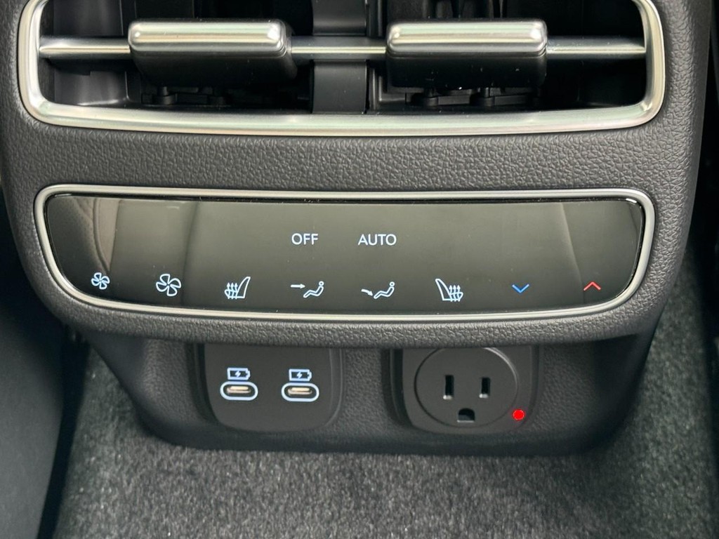 Genesis GV70 Vehicle Full-screen Gallery Image 06