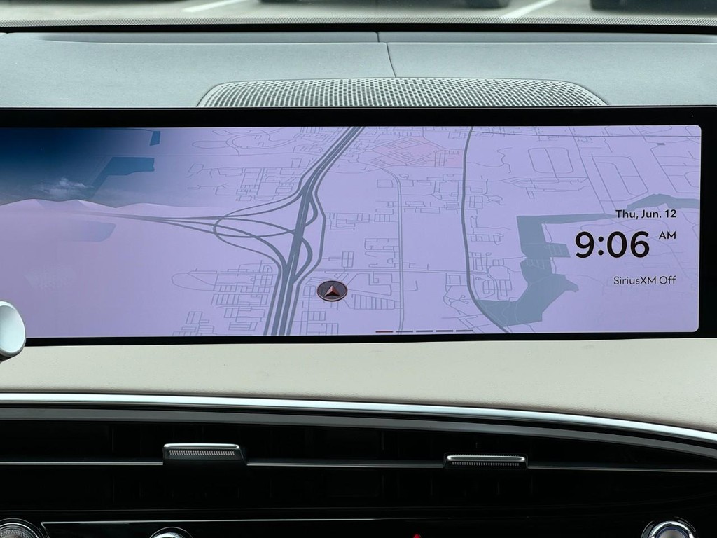 Genesis GV70 Vehicle Full-screen Gallery Image 10