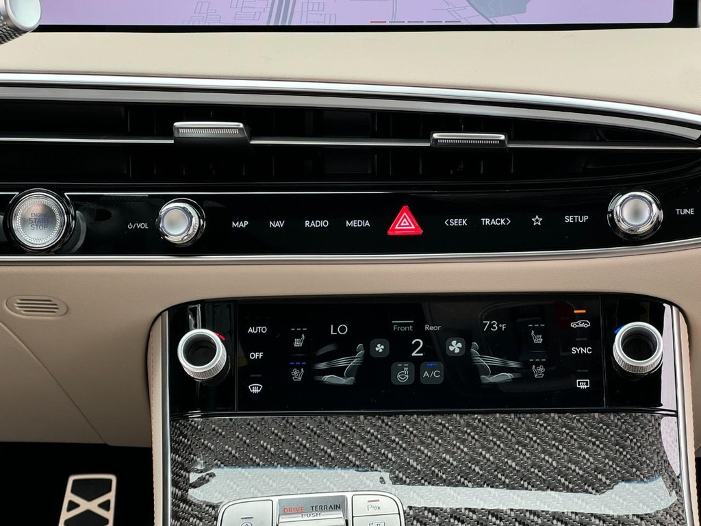 Genesis GV70 Vehicle Full-screen Gallery Image 11