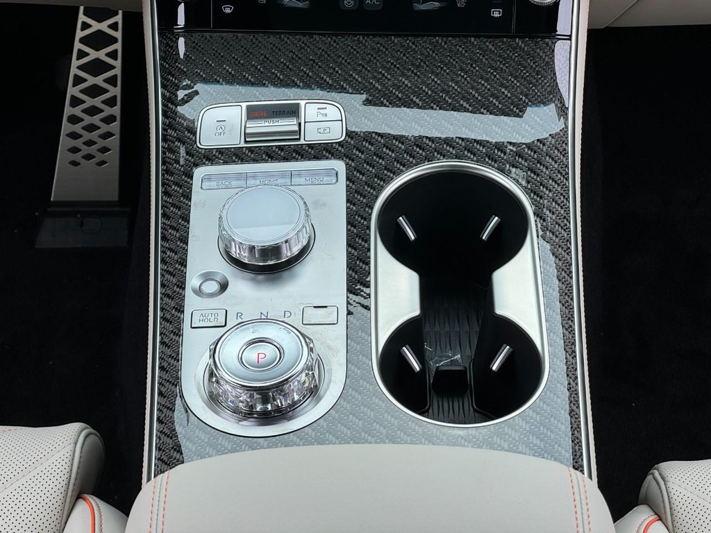 Genesis GV70 Vehicle Full-screen Gallery Image 12