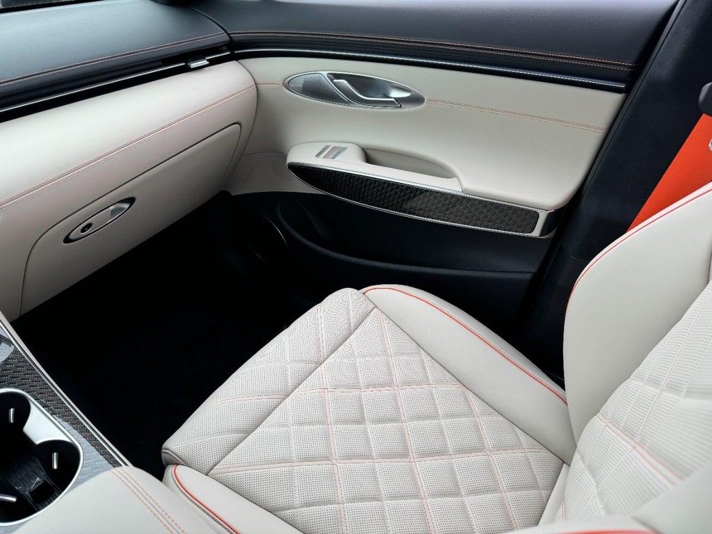 Genesis GV70 Vehicle Full-screen Gallery Image 13