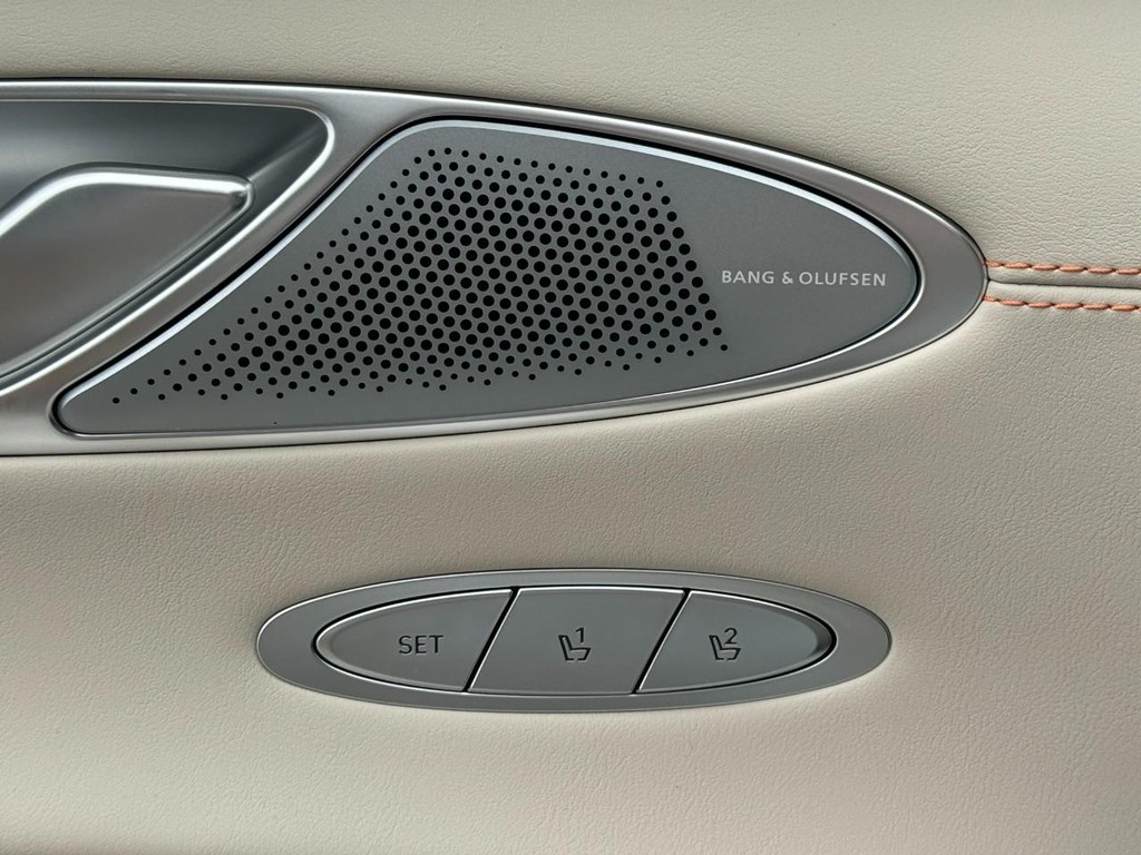 Genesis GV70 Vehicle Full-screen Gallery Image 14