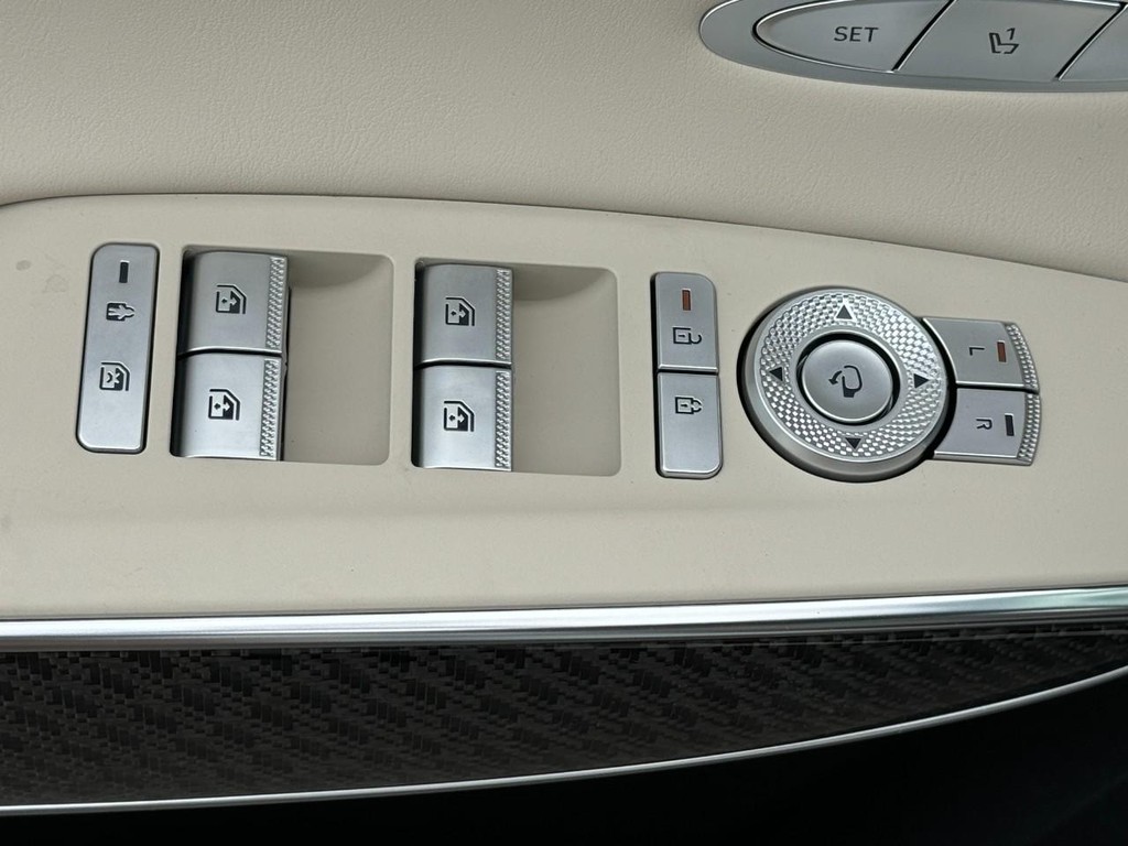 Genesis GV70 Vehicle Full-screen Gallery Image 15