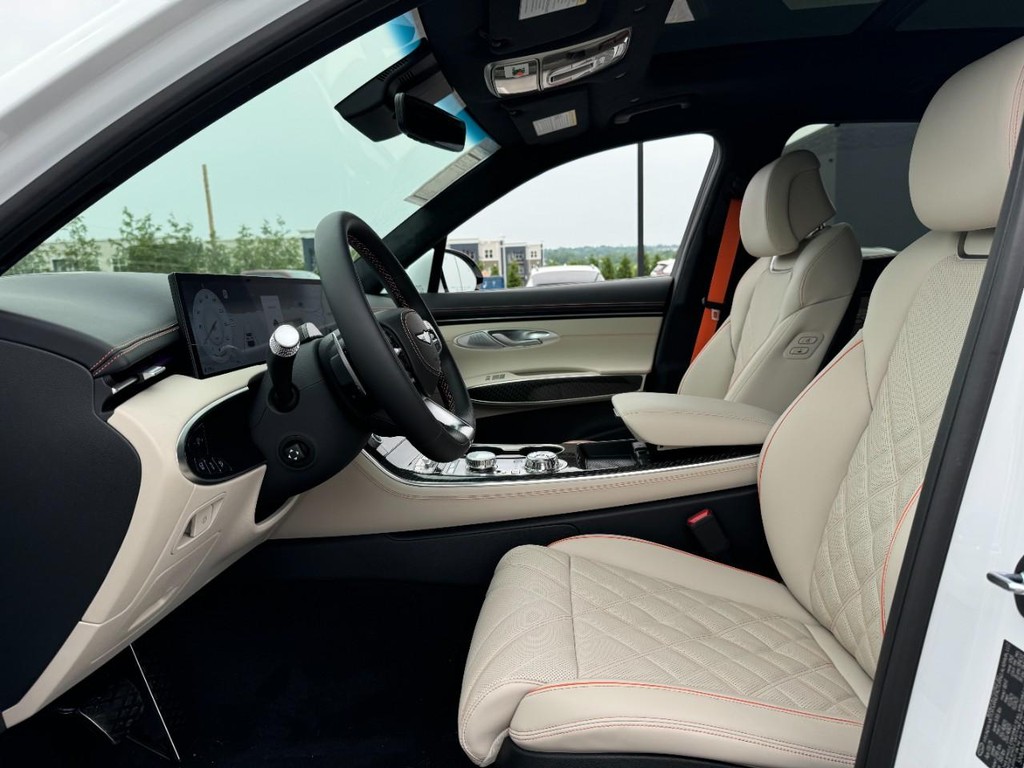 Genesis GV70 Vehicle Full-screen Gallery Image 16