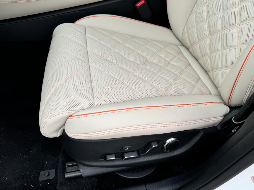 Genesis GV70 Vehicle Full-screen Gallery Image 17