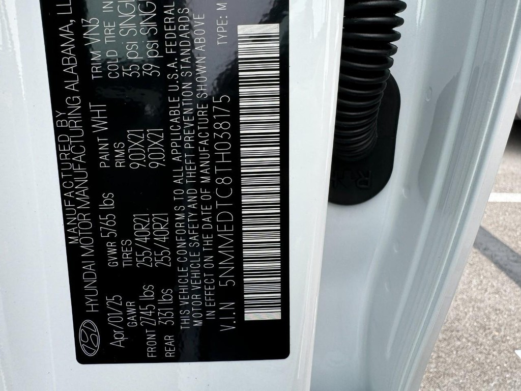 Genesis GV70 Vehicle Full-screen Gallery Image 18