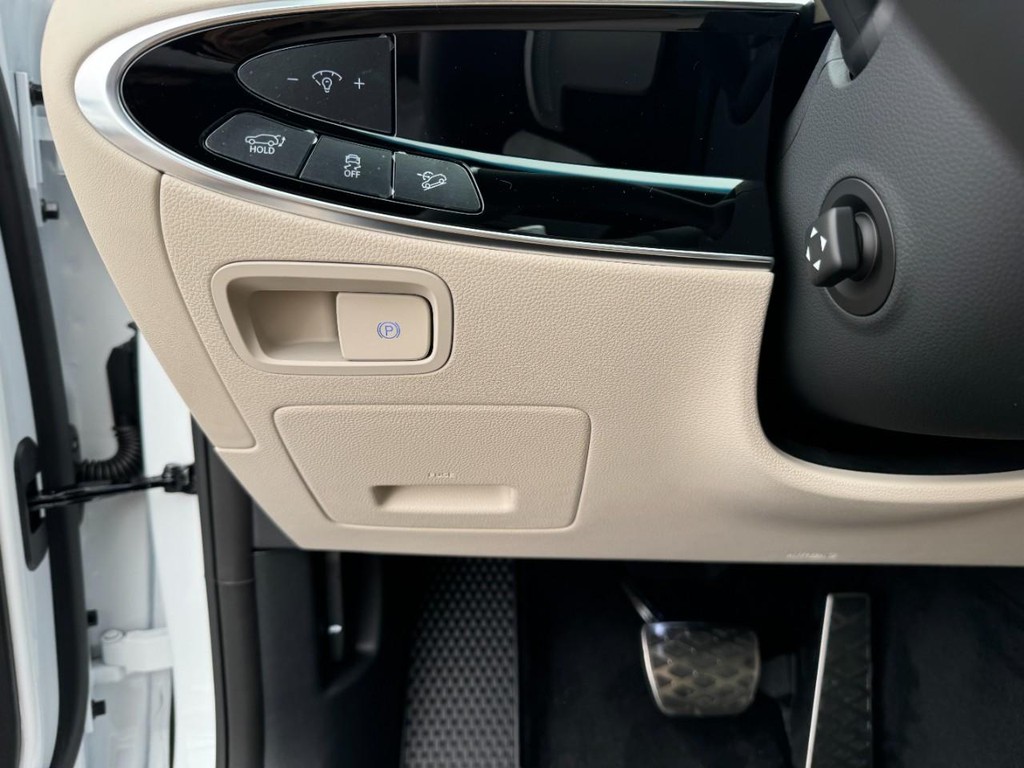 Genesis GV70 Vehicle Full-screen Gallery Image 19