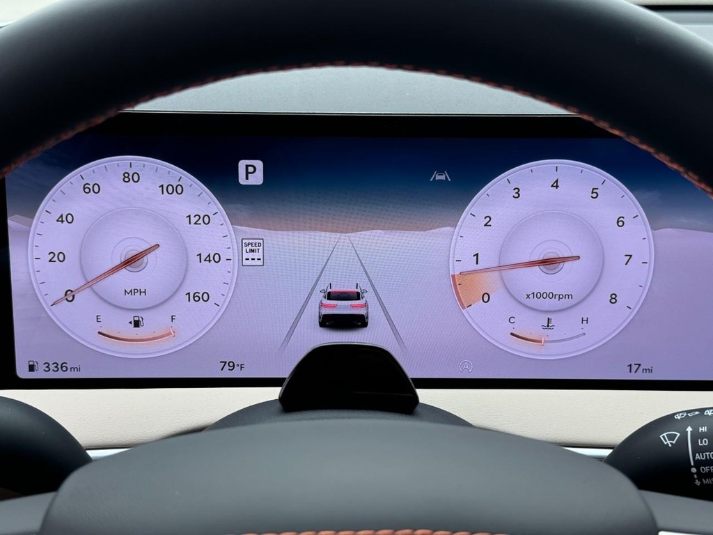 Genesis GV70 Vehicle Full-screen Gallery Image 20