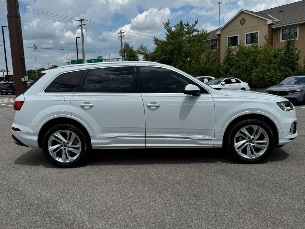 Audi Q7 Vehicle Full-screen Gallery Image 02