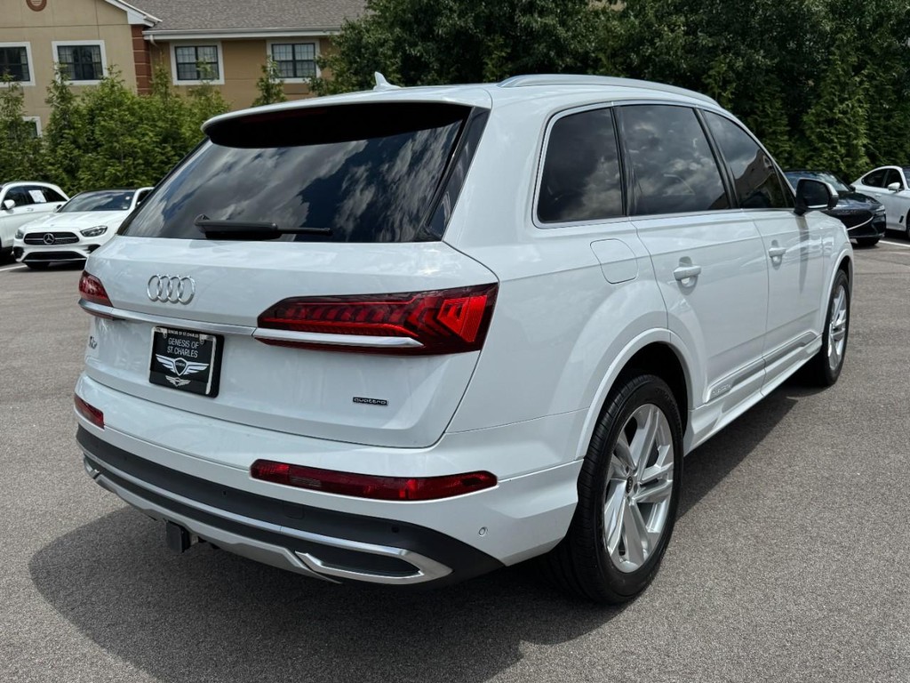 Audi Q7 Vehicle Full-screen Gallery Image 03
