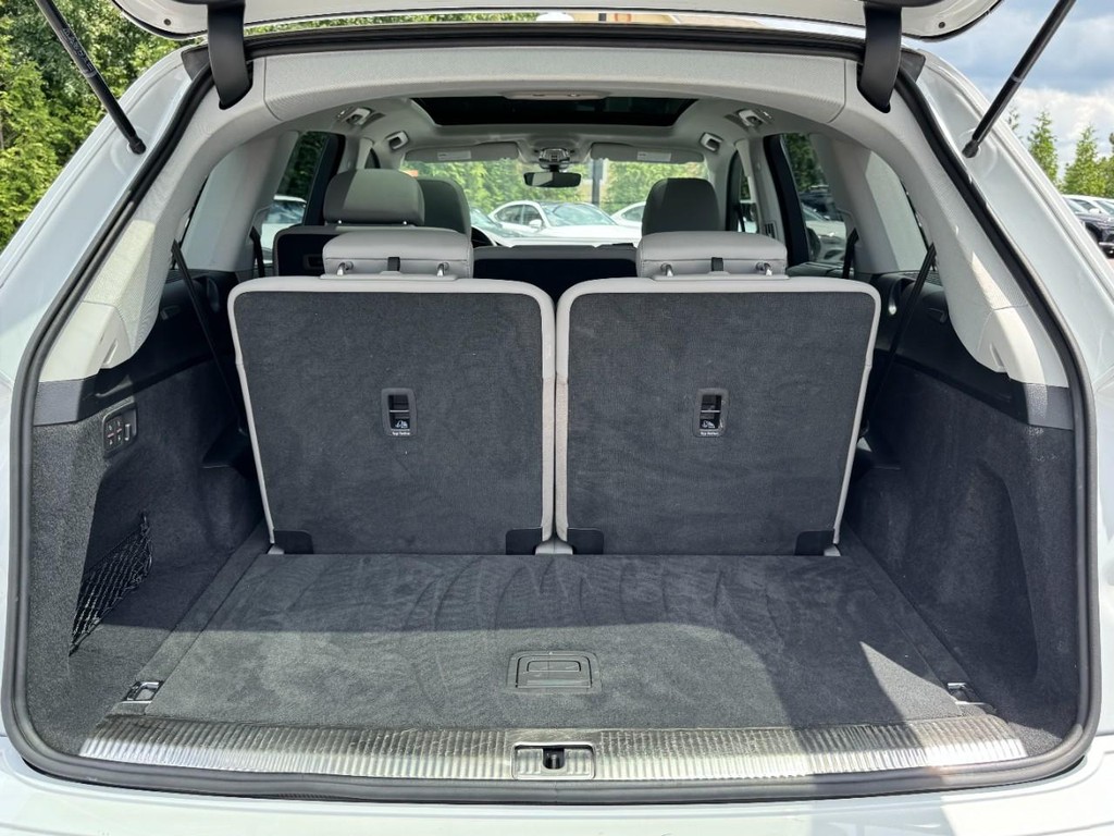 Audi Q7 Vehicle Full-screen Gallery Image 06