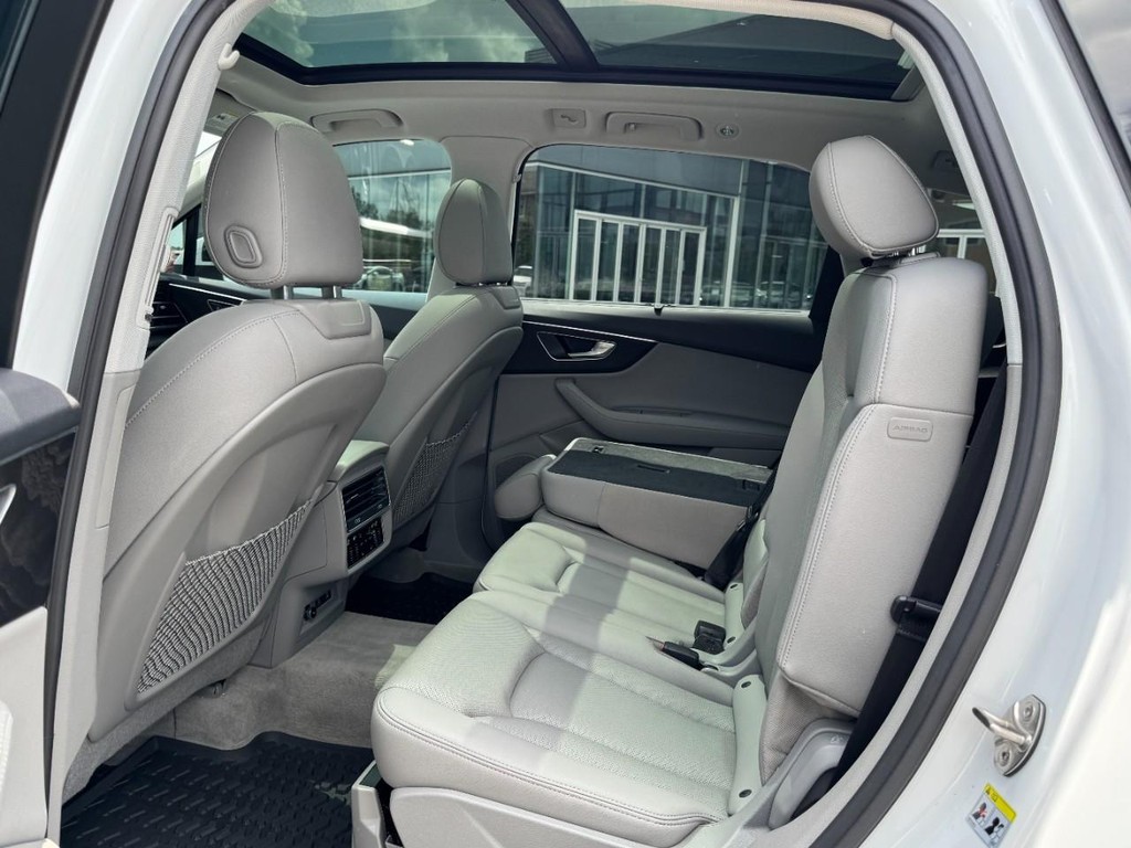 Audi Q7 Vehicle Full-screen Gallery Image 10