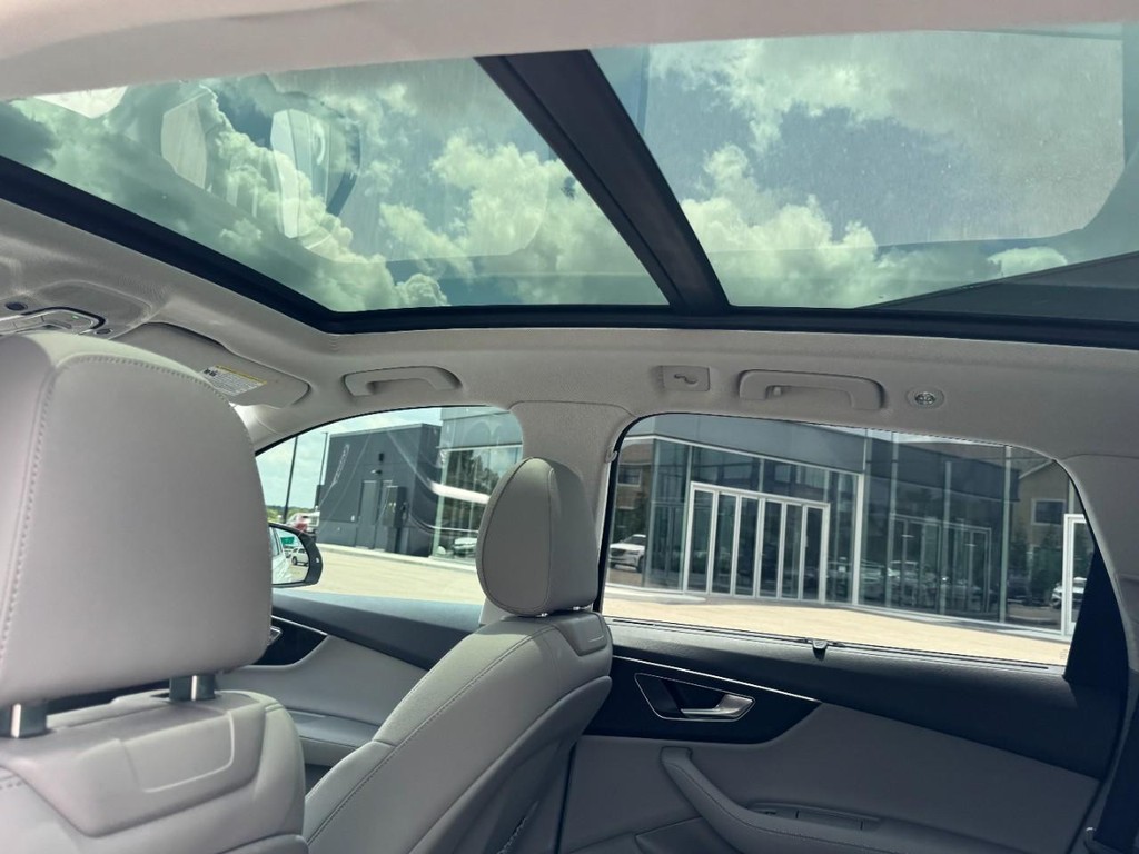 Audi Q7 Vehicle Full-screen Gallery Image 11