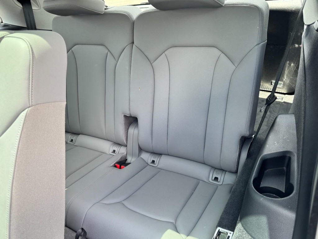 Audi Q7 Vehicle Full-screen Gallery Image 12