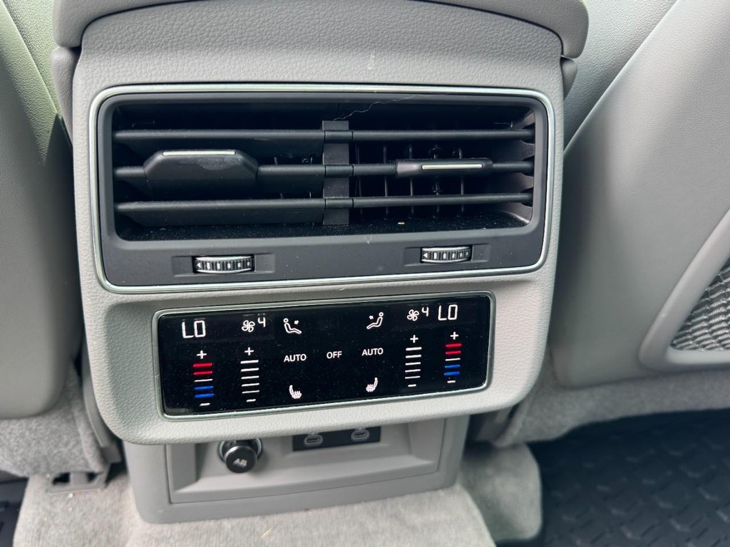 Audi Q7 Vehicle Full-screen Gallery Image 13