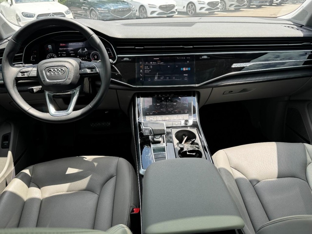 Audi Q7 Vehicle Full-screen Gallery Image 14