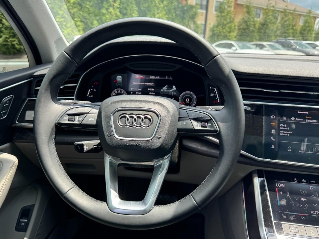 Audi Q7 Vehicle Full-screen Gallery Image 15