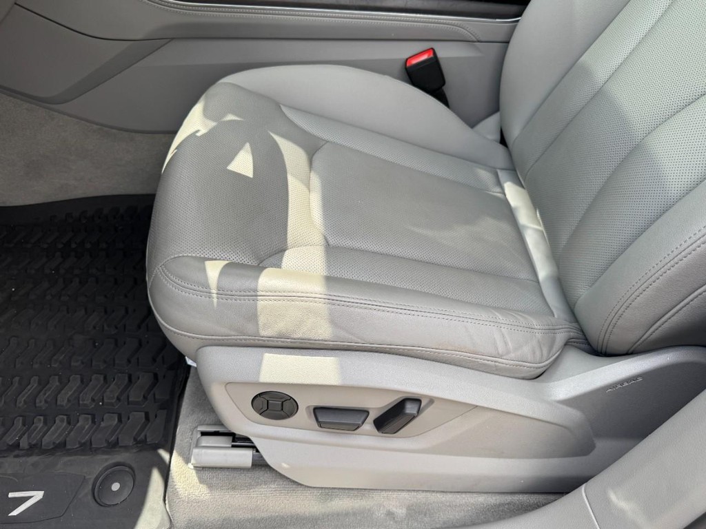 Audi Q7 Vehicle Full-screen Gallery Image 17