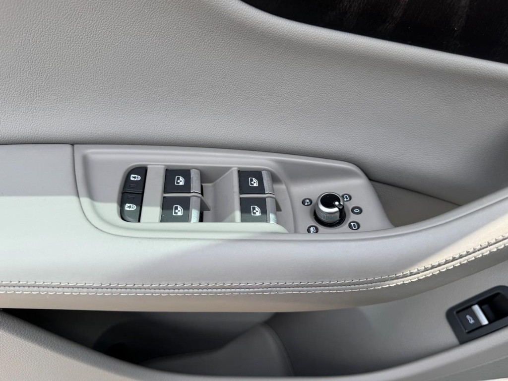 Audi Q7 Vehicle Full-screen Gallery Image 18