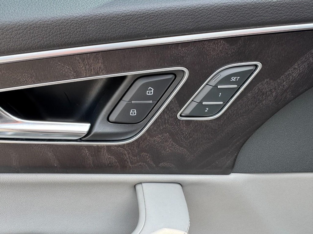 Audi Q7 Vehicle Full-screen Gallery Image 19