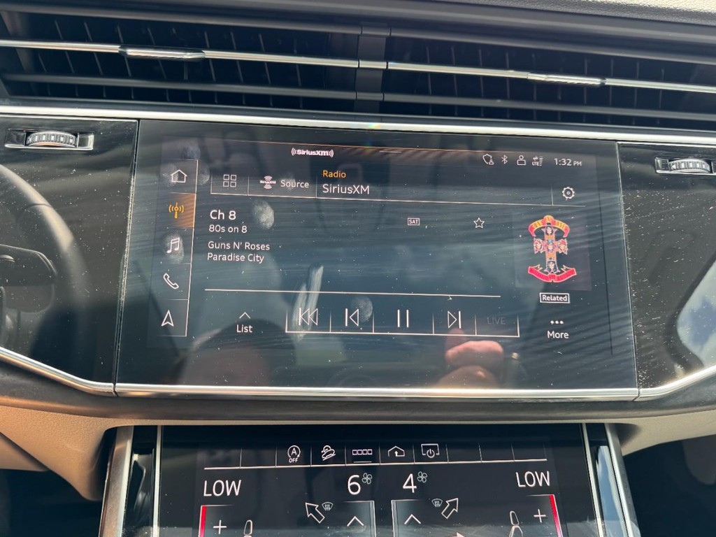 Audi Q7 Vehicle Full-screen Gallery Image 23