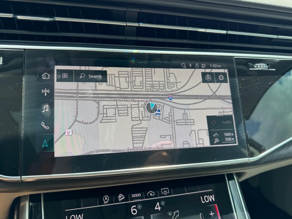 Audi Q7 Vehicle Full-screen Gallery Image 24