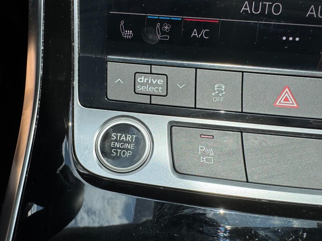 Audi Q7 Vehicle Full-screen Gallery Image 26