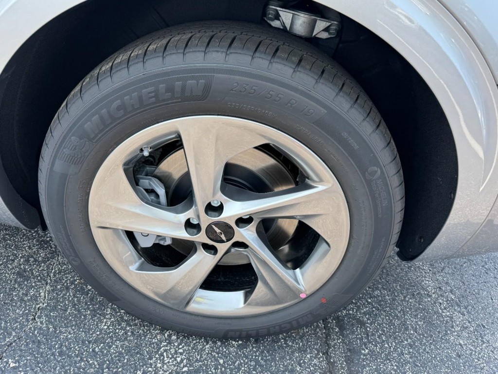 Genesis GV70 Vehicle Full-screen Gallery Image 06