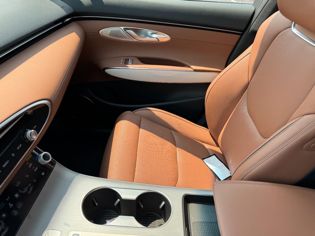 Genesis GV70 Vehicle Full-screen Gallery Image 09