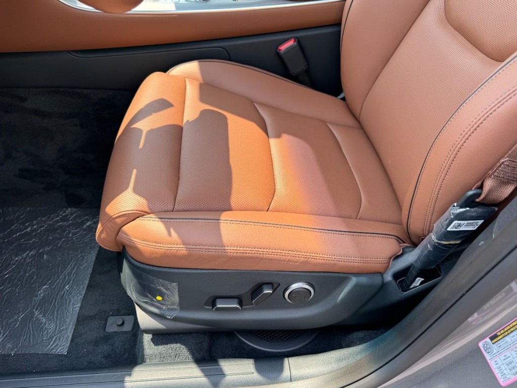 Genesis GV70 Vehicle Full-screen Gallery Image 10