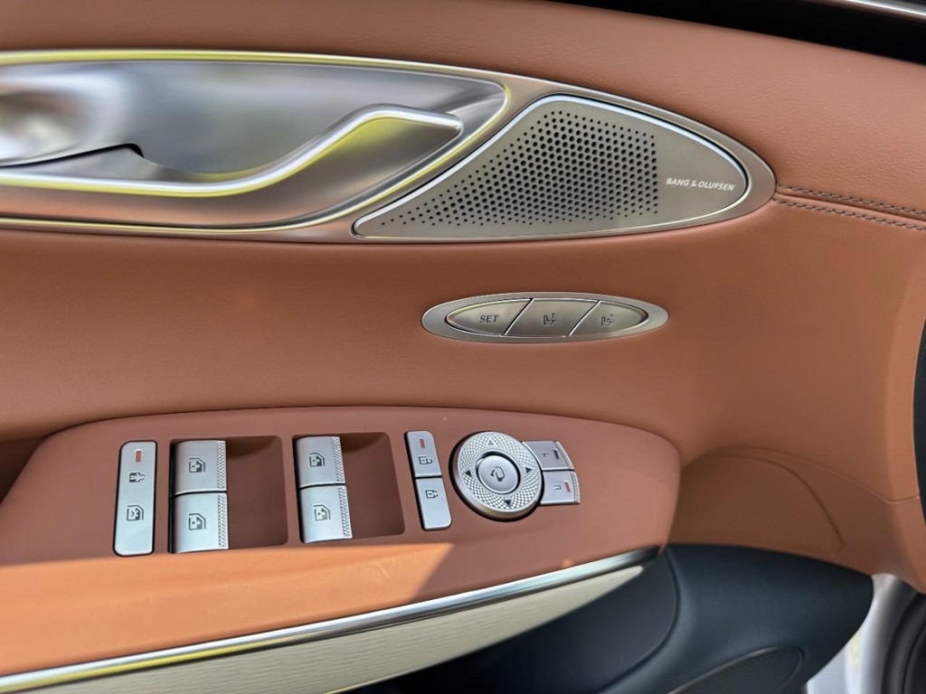 Genesis GV70 Vehicle Full-screen Gallery Image 11