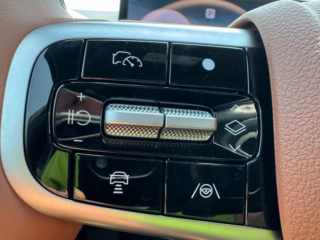Genesis GV70 Vehicle Full-screen Gallery Image 12