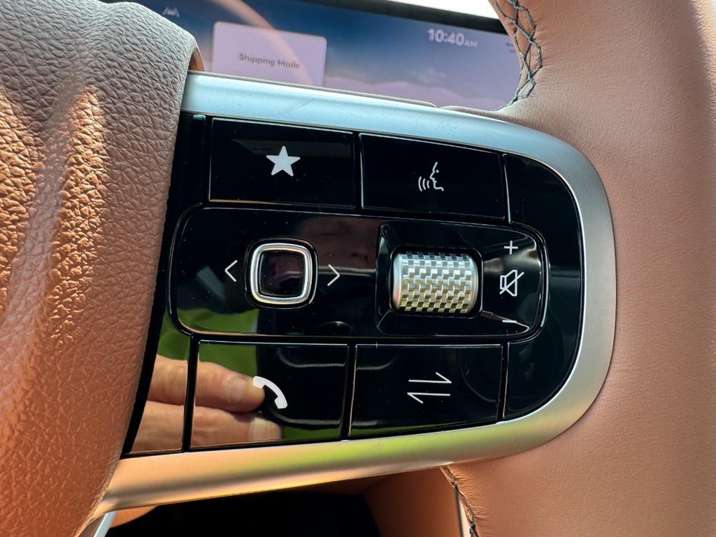 Genesis GV70 Vehicle Full-screen Gallery Image 13