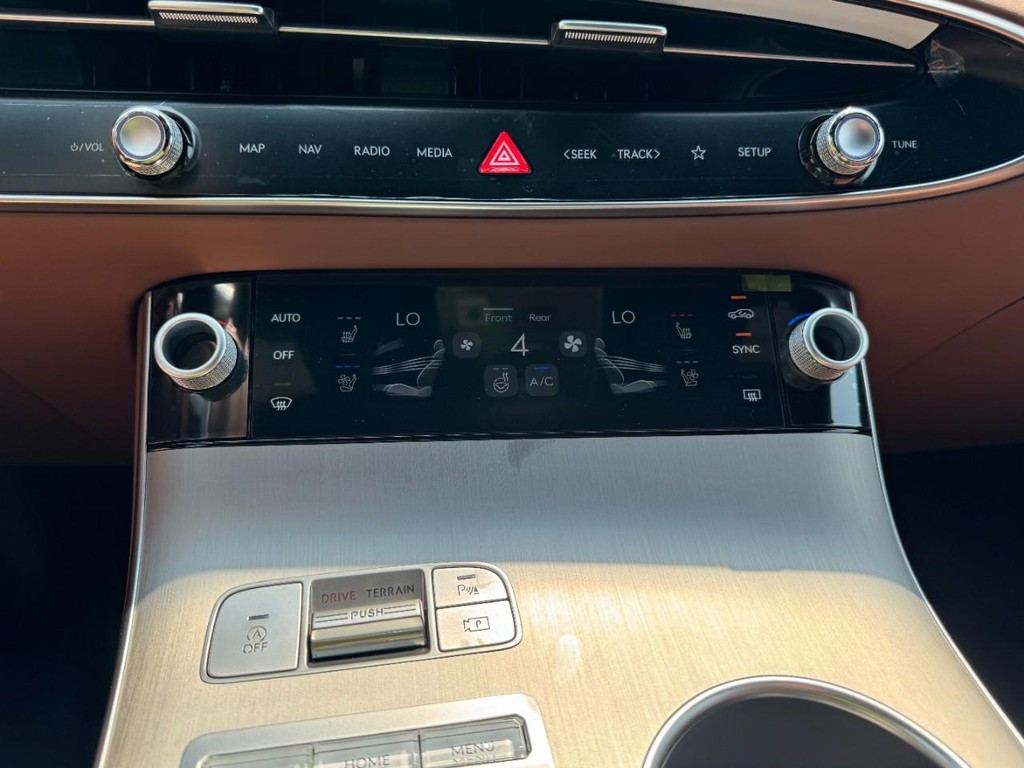 Genesis GV70 Vehicle Full-screen Gallery Image 14