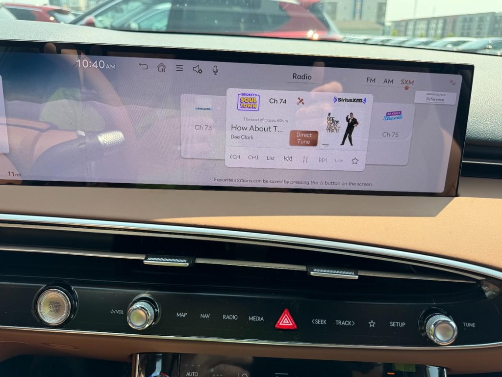 Genesis GV70 Vehicle Full-screen Gallery Image 15