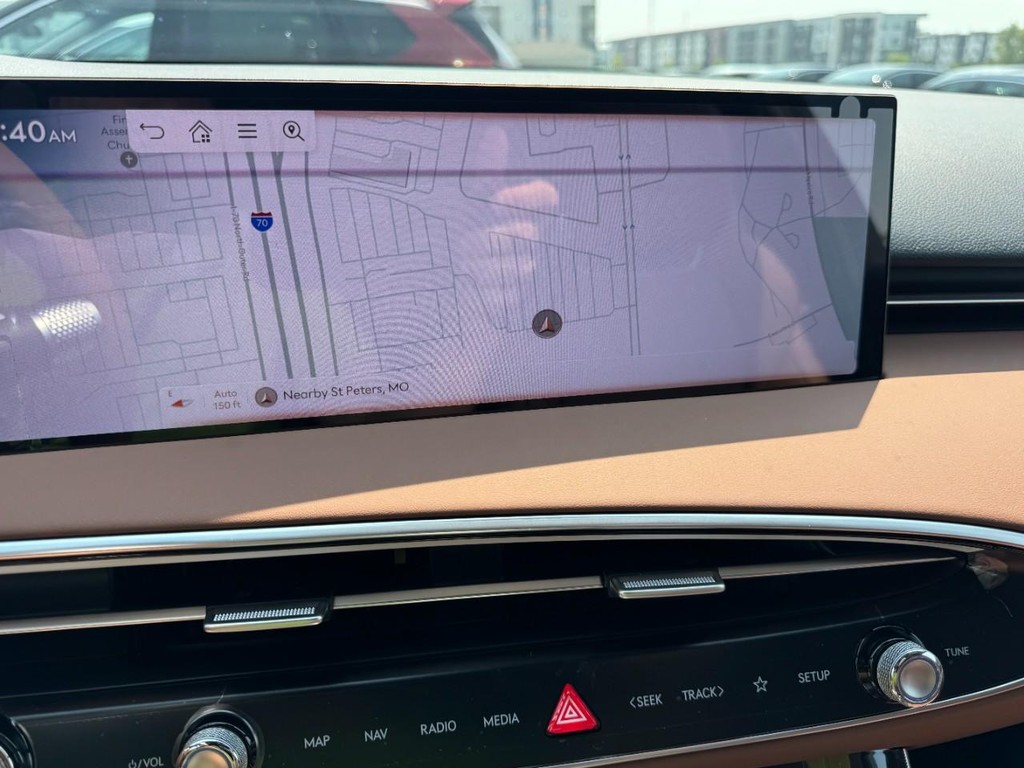 Genesis GV70 Vehicle Full-screen Gallery Image 16
