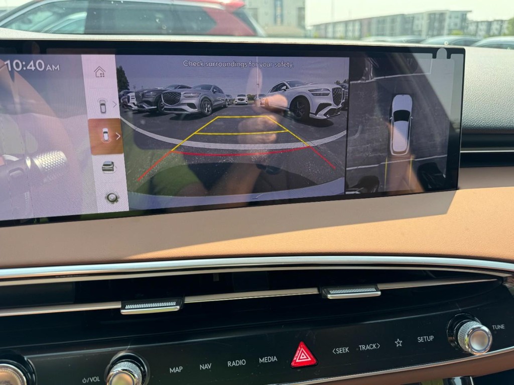 Genesis GV70 Vehicle Full-screen Gallery Image 17