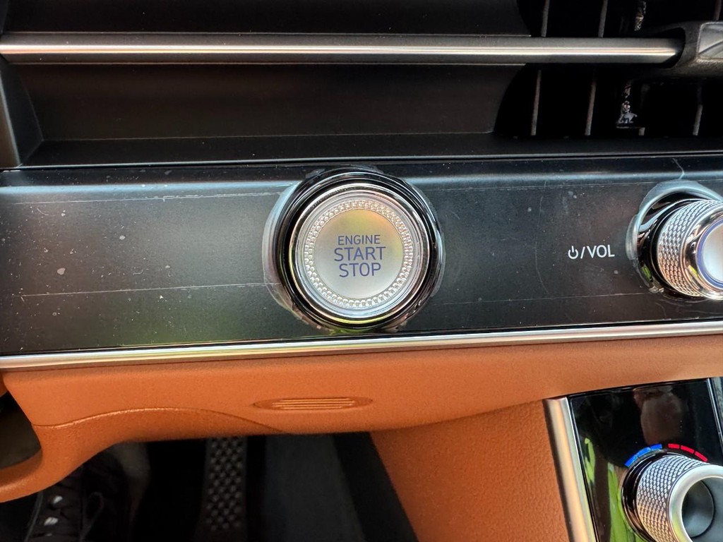 Genesis GV70 Vehicle Full-screen Gallery Image 18