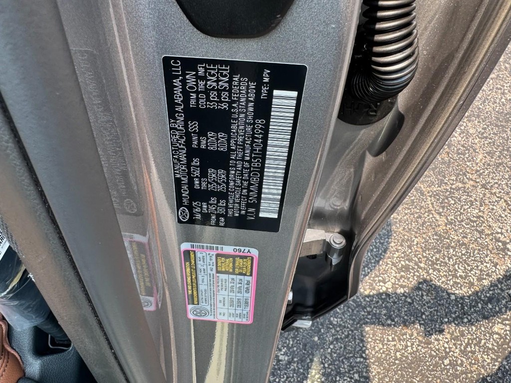 Genesis GV70 Vehicle Full-screen Gallery Image 19