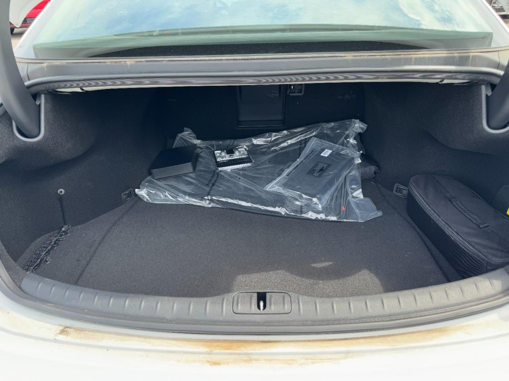 Genesis G80 Vehicle Full-screen Gallery Image 06