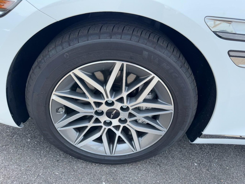 Genesis G80 Vehicle Full-screen Gallery Image 07