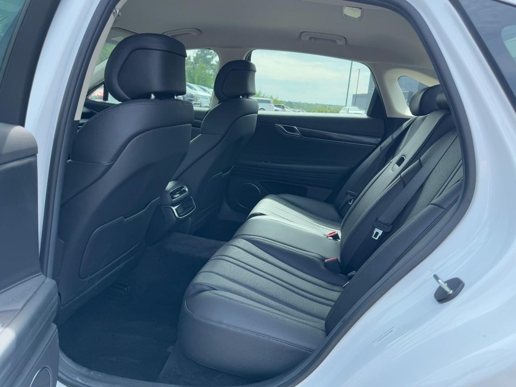 Genesis G80 Vehicle Full-screen Gallery Image 10