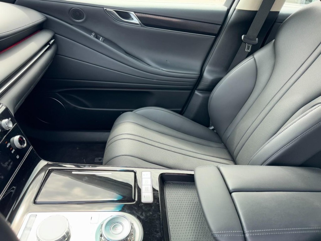 Genesis G80 Vehicle Full-screen Gallery Image 13