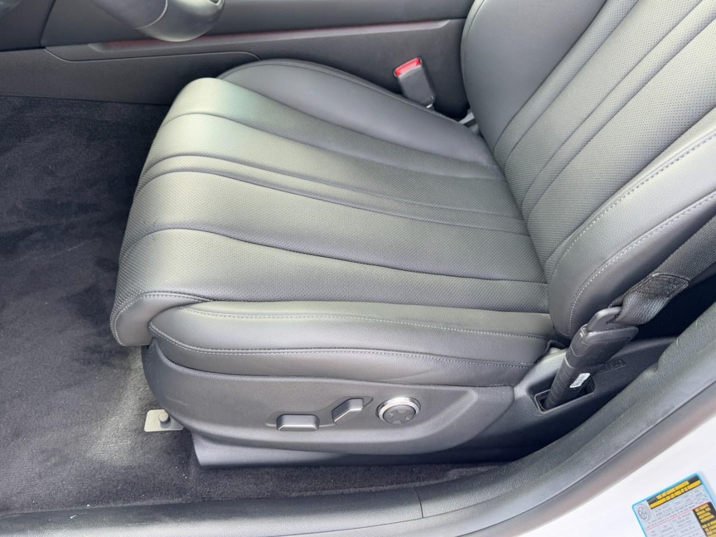 Genesis G80 Vehicle Full-screen Gallery Image 14